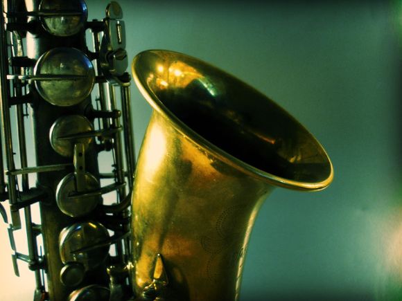 "Tenor saxophone portrait by wakalani" Elisabeth D'Orcy / Wikimedia Commons