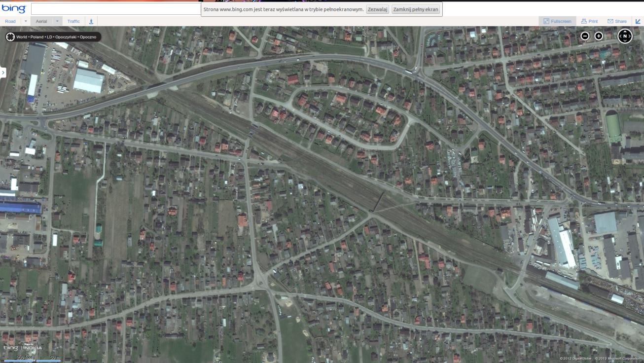 Zdjęcie satelitarne opisanego miejsca. Wyraźnie widoczne miejsce, gdzie przerwano ciąg dawnej ul. Piotrkowskiej