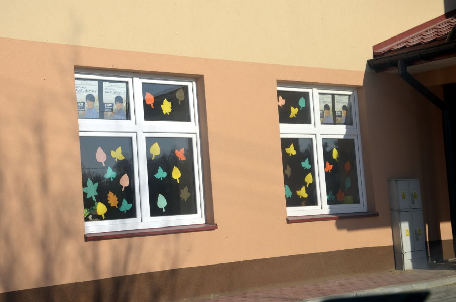 Plakaty wyborcze w oknach świetlicy w Karwicach