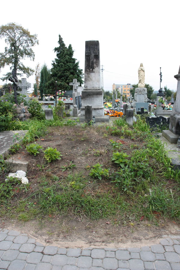 Zniszczony zabytkowy grobowiec na cmentarzu przy ul. S. Moniuszki