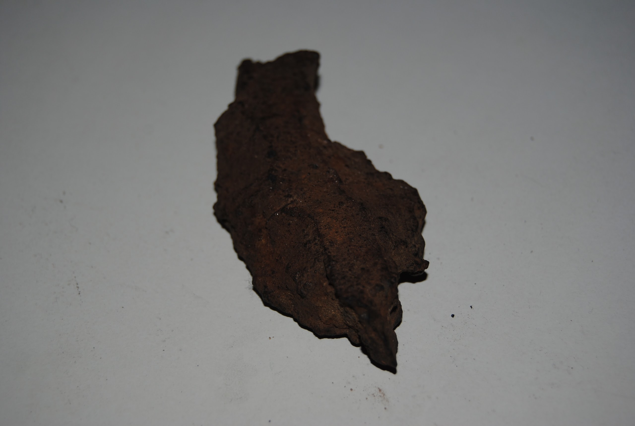 Odłamek znaleziony we fragmencie polnej drogi uszkodzonej przez maszyny rolnicze / fot. Andrzej Śliwka