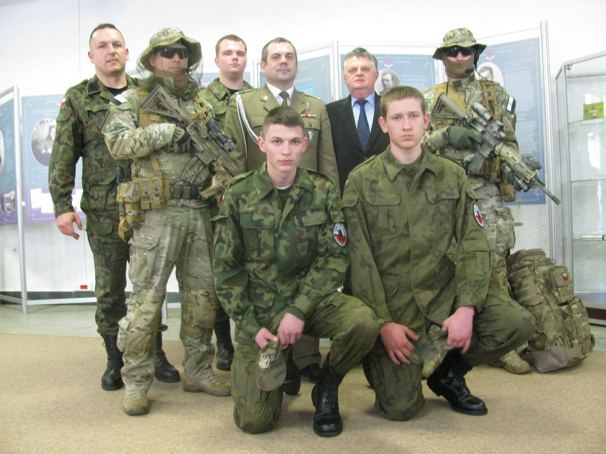 Delegacja ZST w Mroczkowie z dowódcą JWK płk Wiesławem Kukułą i komandosami z Lublińca..jpg