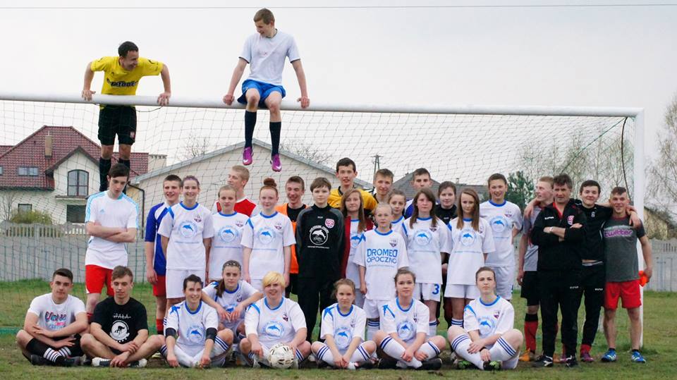 Pierwszy historyczny mecz na boisku trawiastym...