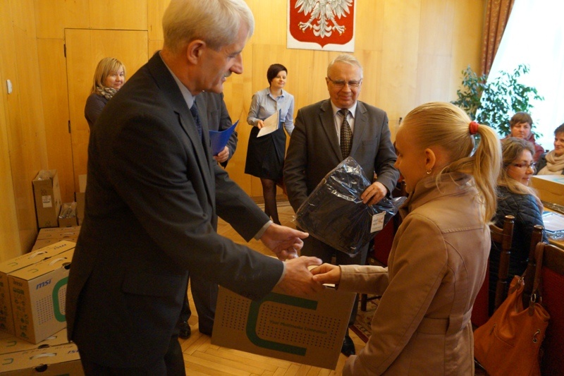 Przekazano komputery / fot. UM Opoczno