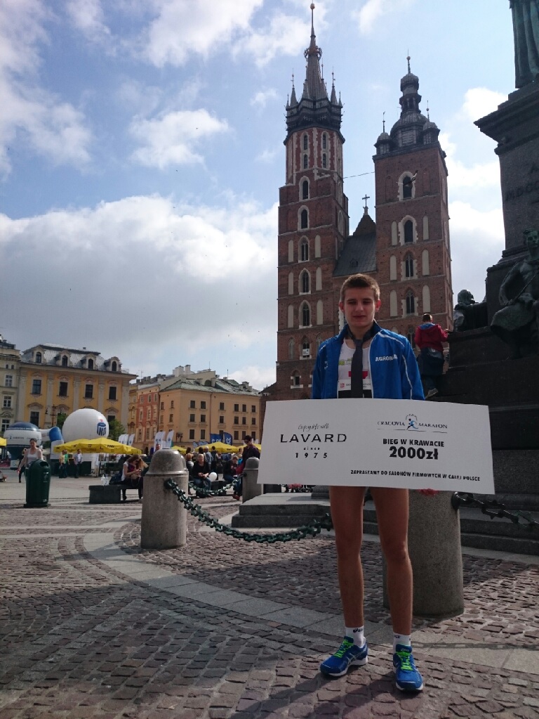 Szymon Wiktorowicz z nagrodą za zwycięztwo w biegu rodzinnym