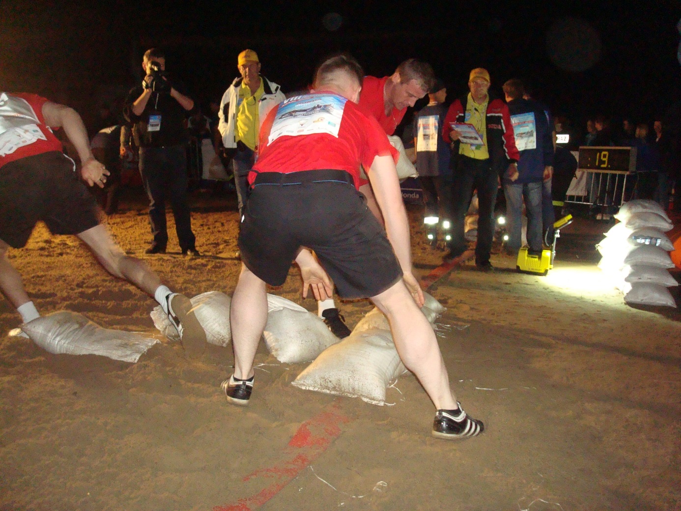  Druhowie OSP OPOCZNO startują w konkurencji rozgrywanej po zmroku - układanie Wału Powodziowego 