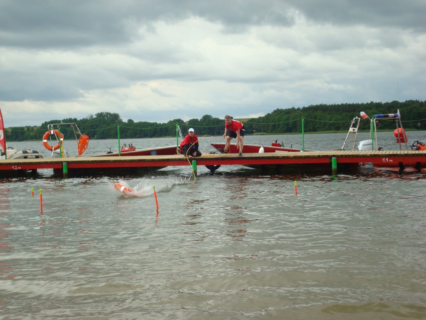 Dh Paweł Gągolewicz wykonuje rzut rzutką do celu