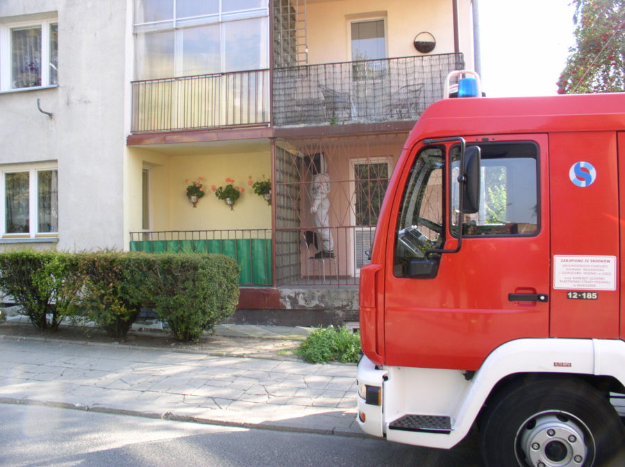 Usuwanie os z budynku / fot.: PSP Opoczno
