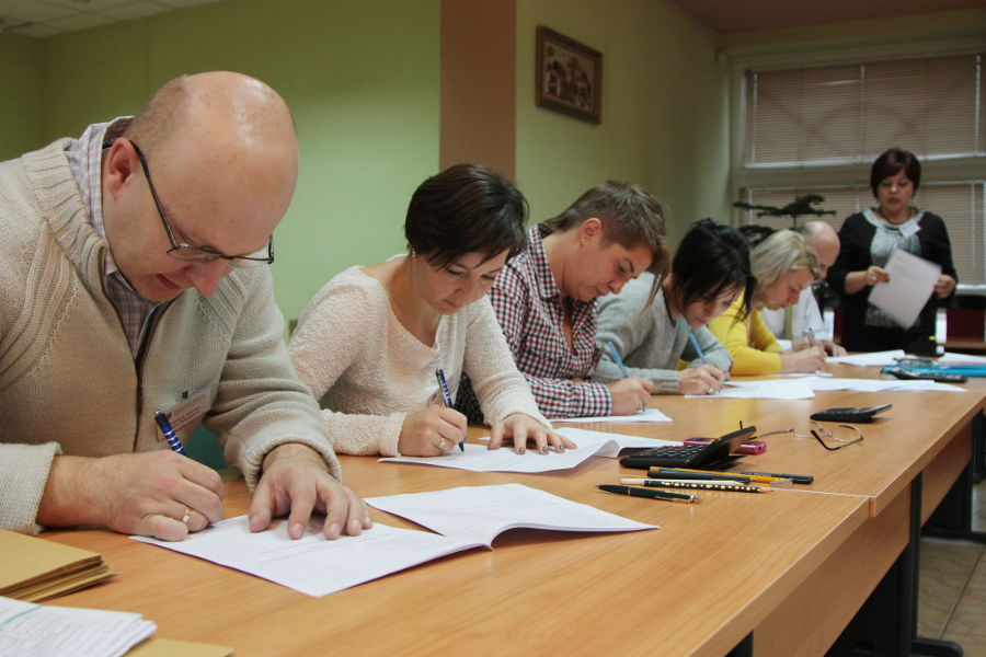 Powiatowa Komisja Wyborcza podczas podpisywania protokołów.