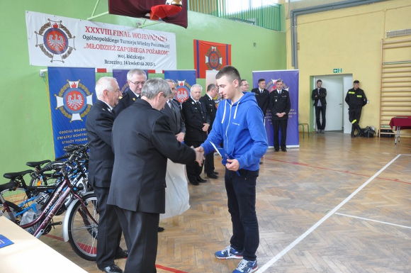 Dawid Chmal odbiera dyplom / fot.: PSP Opoczno