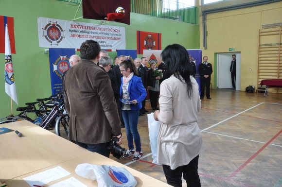  Julia Składowska odbiera dyplom / fot:. PSP Opoczno