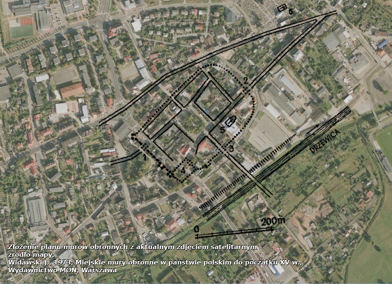 Złożenie planów murów miejskich z aktualnym zdjęciem satelitarnym Opoczna