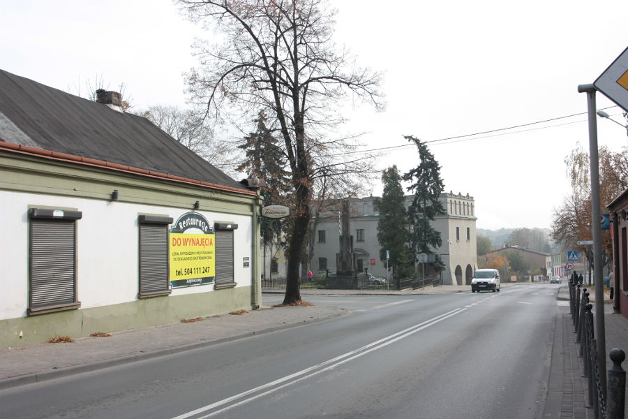 Pl. Zamkowy i ul. 17-g Stycznia. W miejscu pomnika stała cerkiew