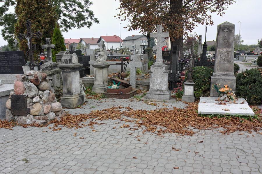 Zabytkowe nagrobki na cmentarzu przy ul. S. Moniuszki